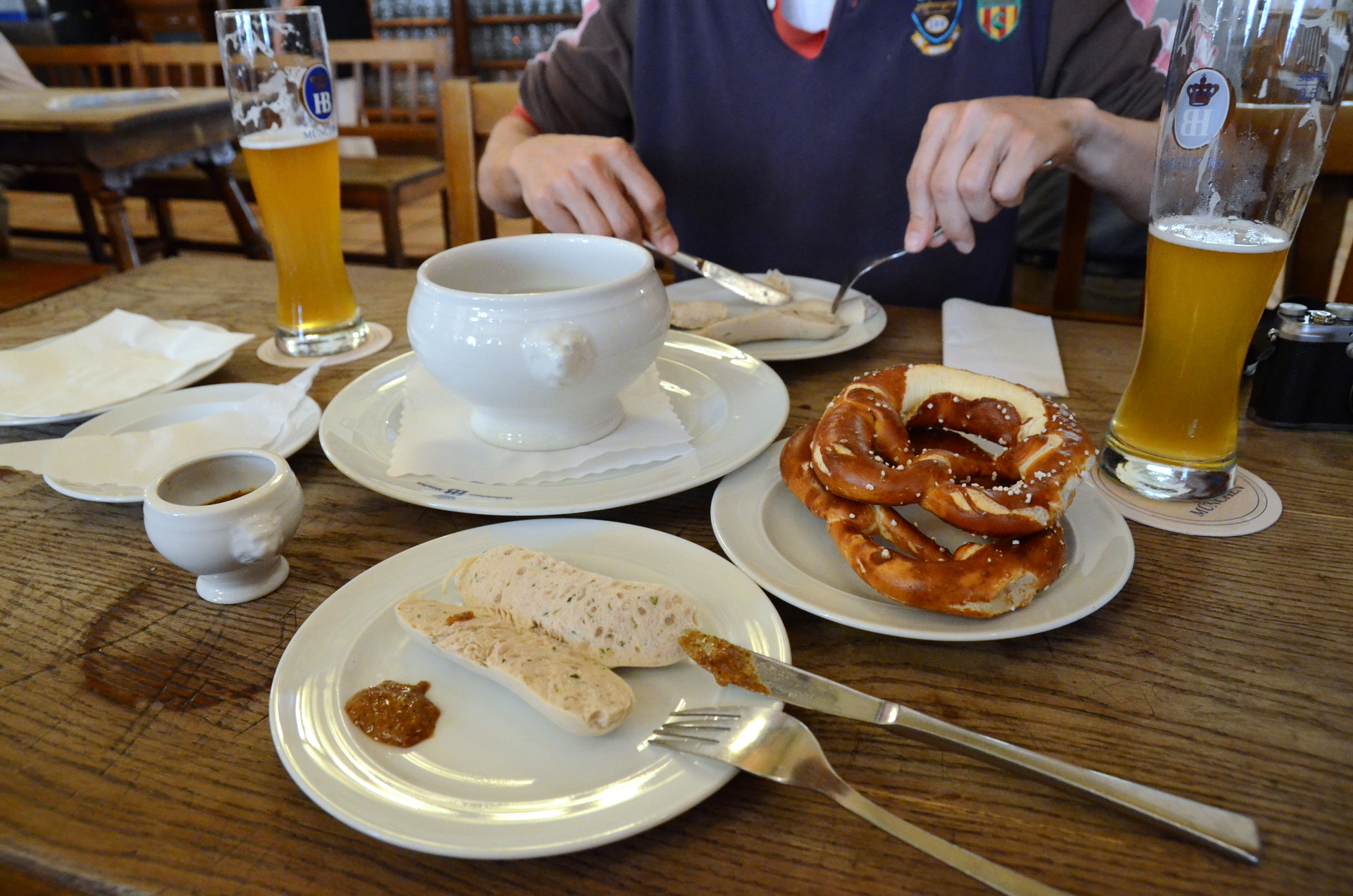 Weißwurst, Brezel und Bier in Hofbräuhaus