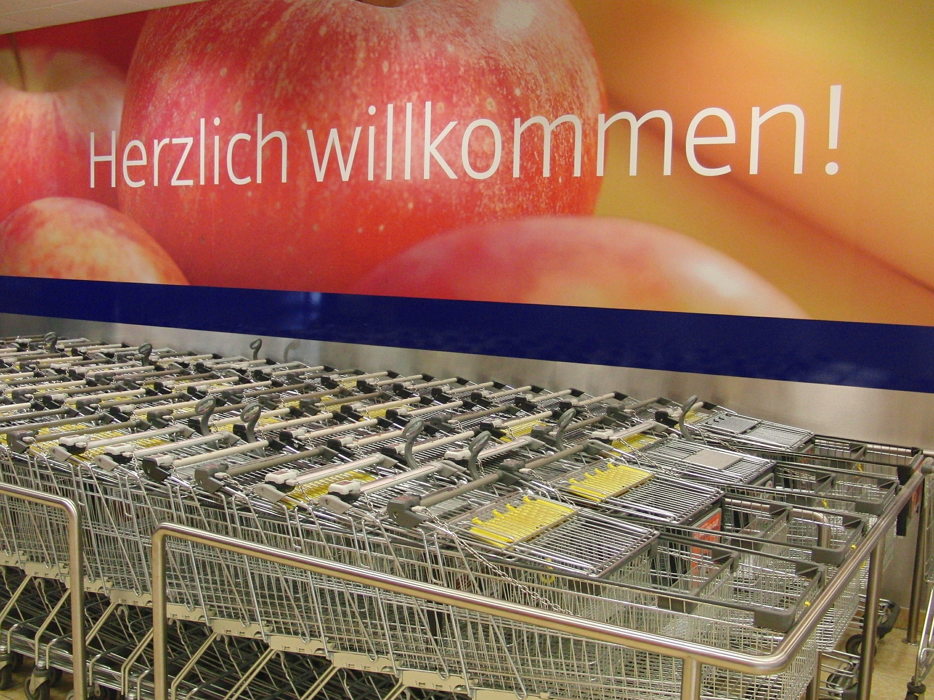 Herzlichen willkommen! write on a wall in a grocery store