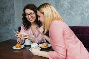 girls talking in a cafe