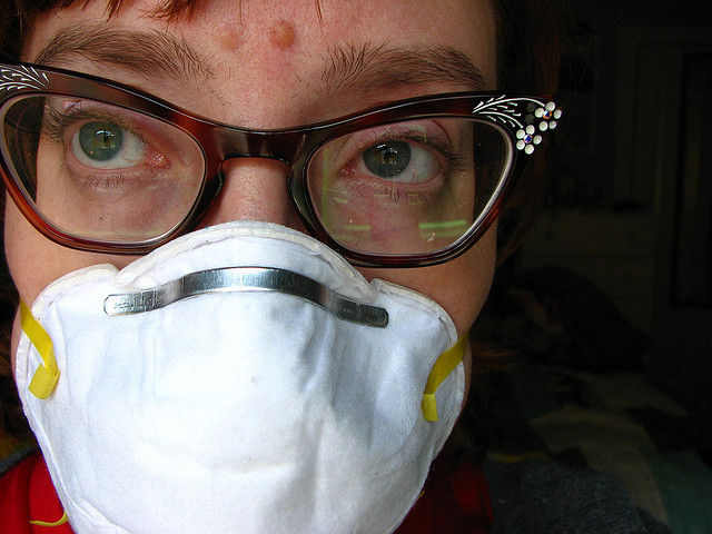 Descriptive image showing a person wearing a white dust mask. (2.5.4)