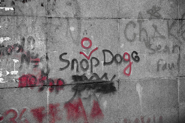 Picture of the incorrectly spelled ‘Snop Dogg’ spray painted on a wall. Someone has corrected it by inserting a second ‘o’ to spell ‘Snoop Dogg’. (7.2.0)