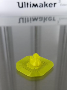 A picture of a 3D printed duck with concentric circles printed around its perimeter. The concentric circles touch the base of the model.