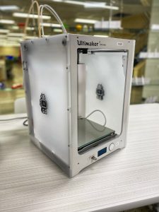 An ultimaker sits on a table