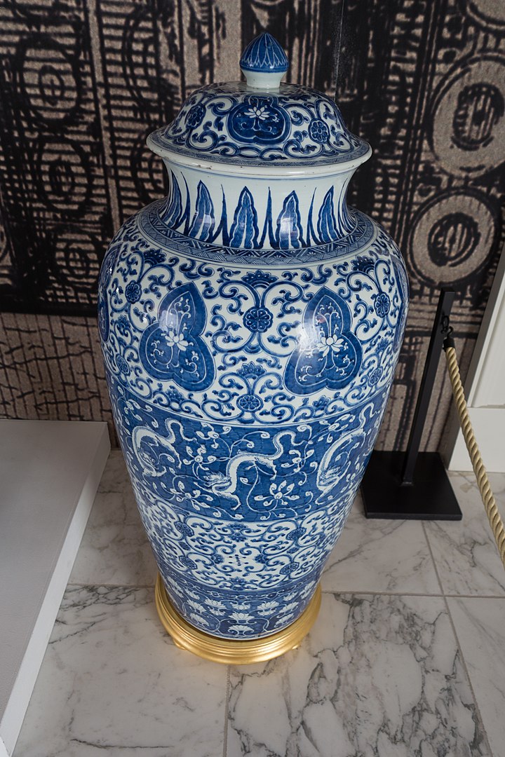 Ming-Vase (blue and white - tall)