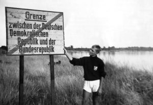 A sign that says: Grenze zwischen DDR und BRD