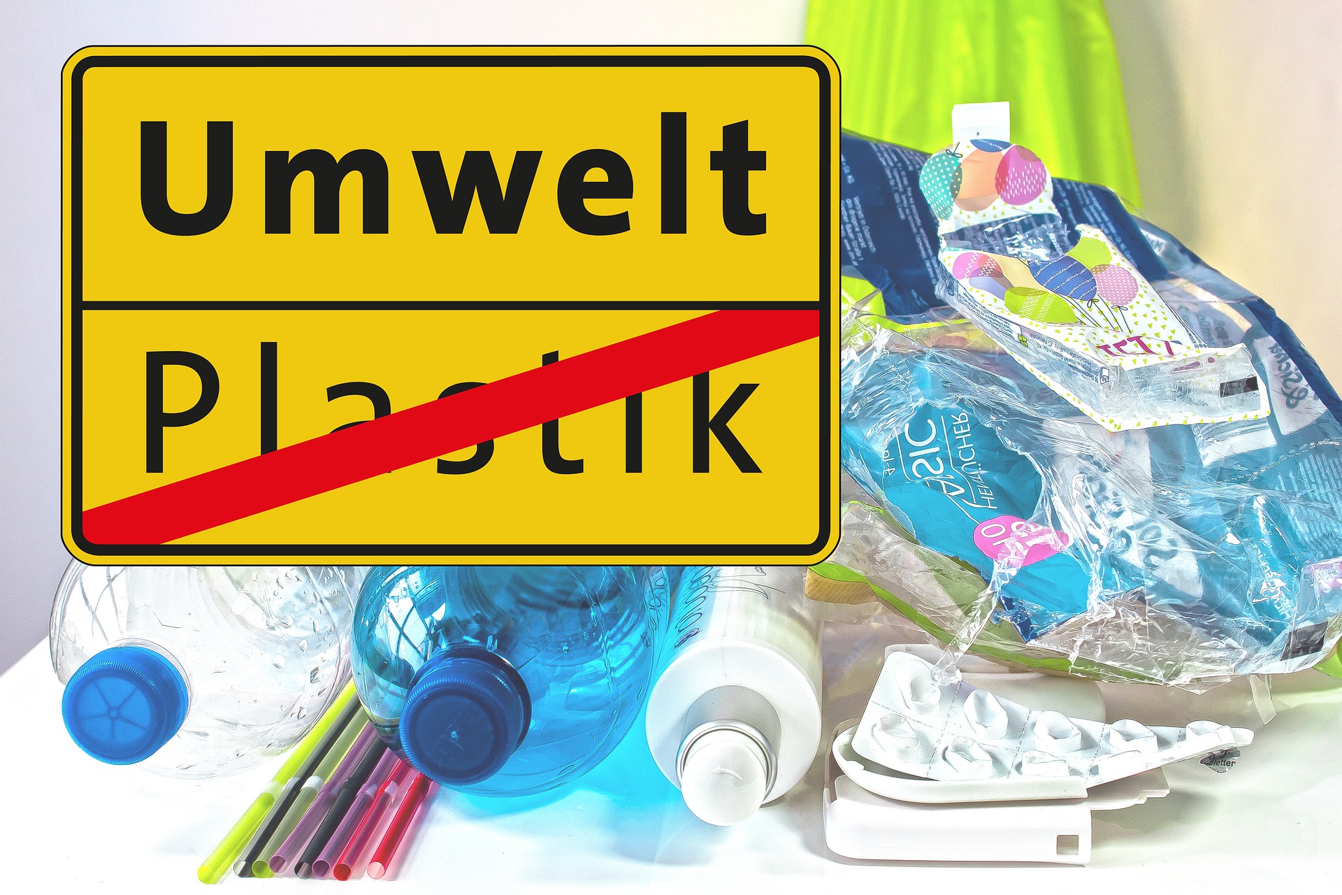 a picture of plastics and sign (Umwelt - Plastik) and Plastik is crossed out
